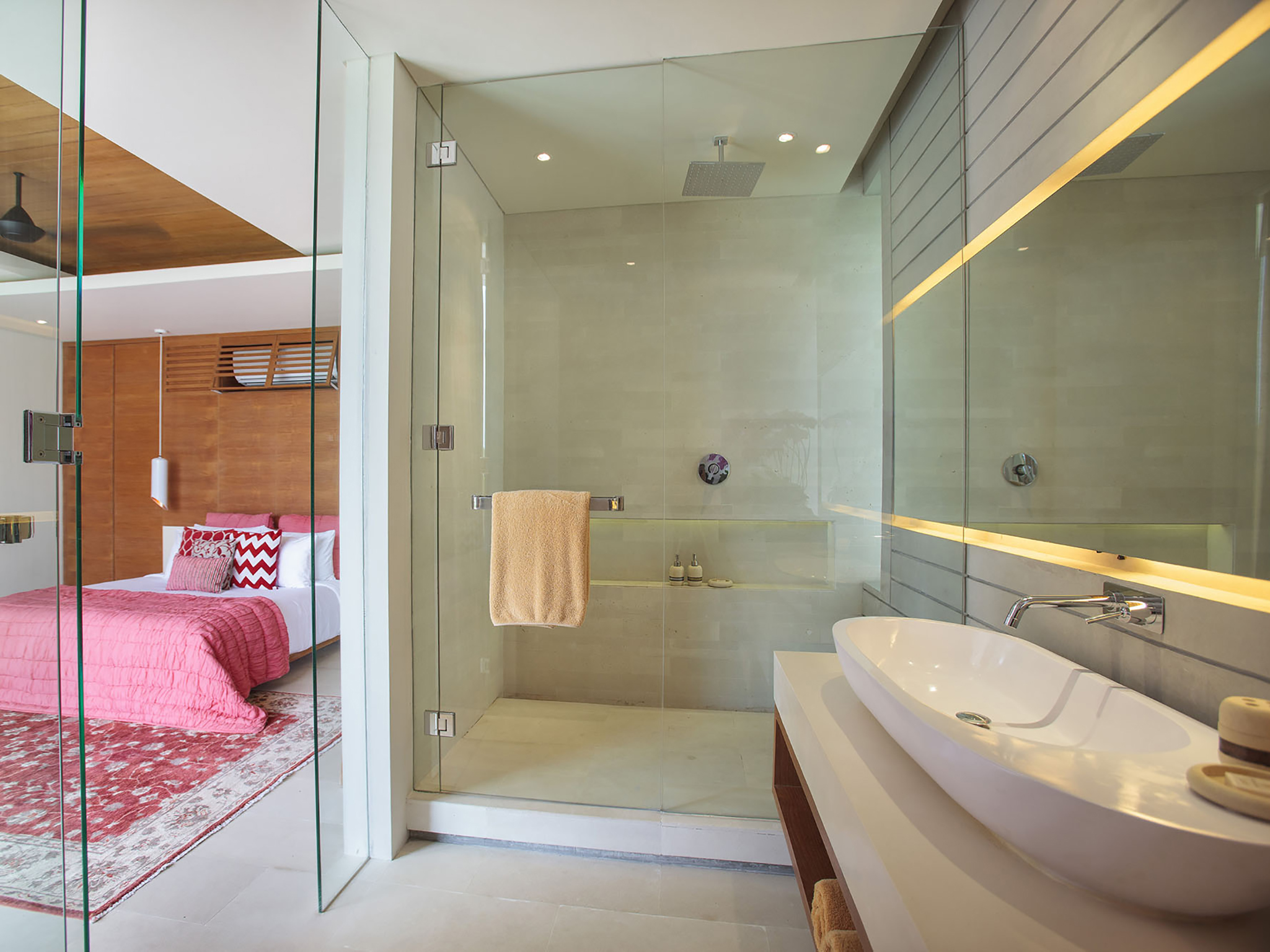 The Iman Villa - Guest bedroom and ensuite bathroom - The Iman Villa, Canggu, Bali